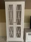 Витрина Форест  с двумя стеклянными дверями белый воск/серый