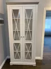 Витрина Форест  с двумя стеклянными дверями белый воск/серый