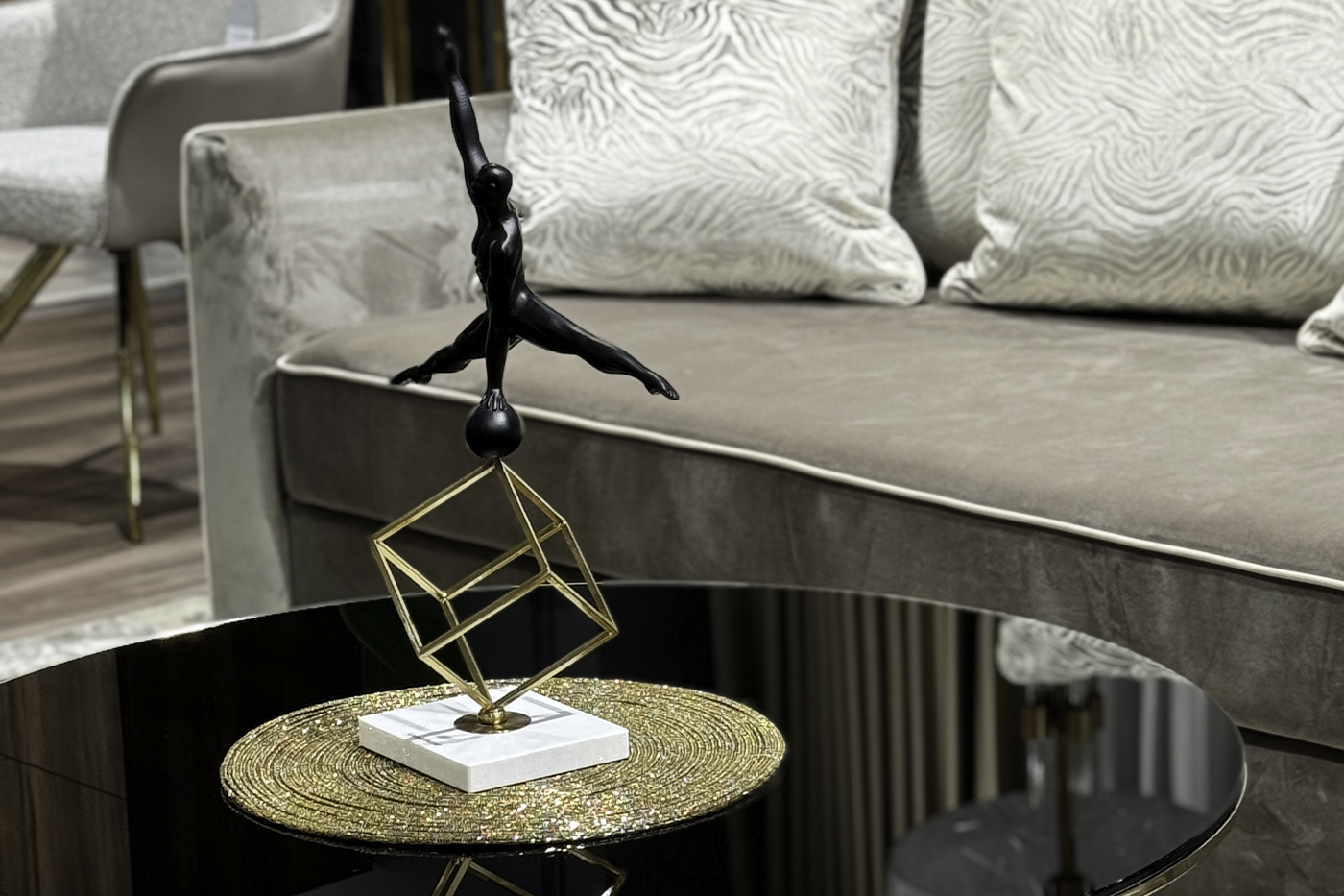 55RD2865 Статуэтка "Гимнаст на кубе-2" 30*51см