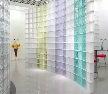 Стеклоблоки в современном интерьере: стильные решения и рекомендации дизайнеров.