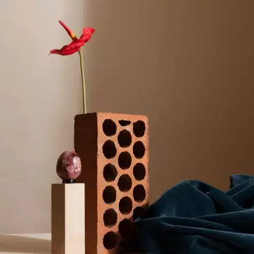 Гармоничное сочетание текстур и материалов.