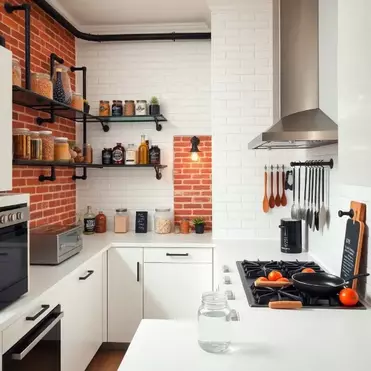   Как задекорировать газовую трубу на кухне и можно ли вообще ее прятать? 