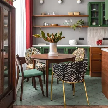  Разные стулья на кухне: тренд, который делает интерьер живым. 
