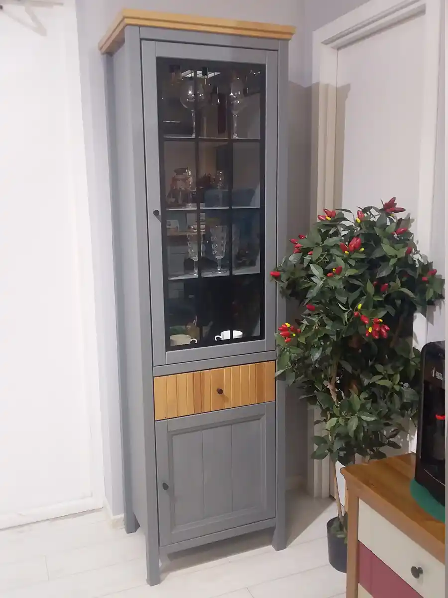 Шкаф для посуды Сканди 111СТЧ стеклянная и глухая двери, серый 7046/антик 24 (выставочный образец)