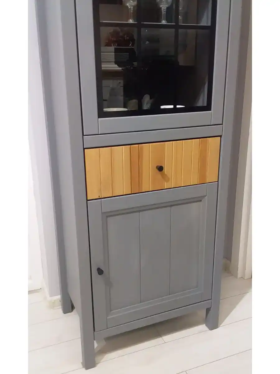 Шкаф для посуды Сканди 111СТЧ стеклянная и глухая двери, серый 7046/антик 24 (выставочный образец)