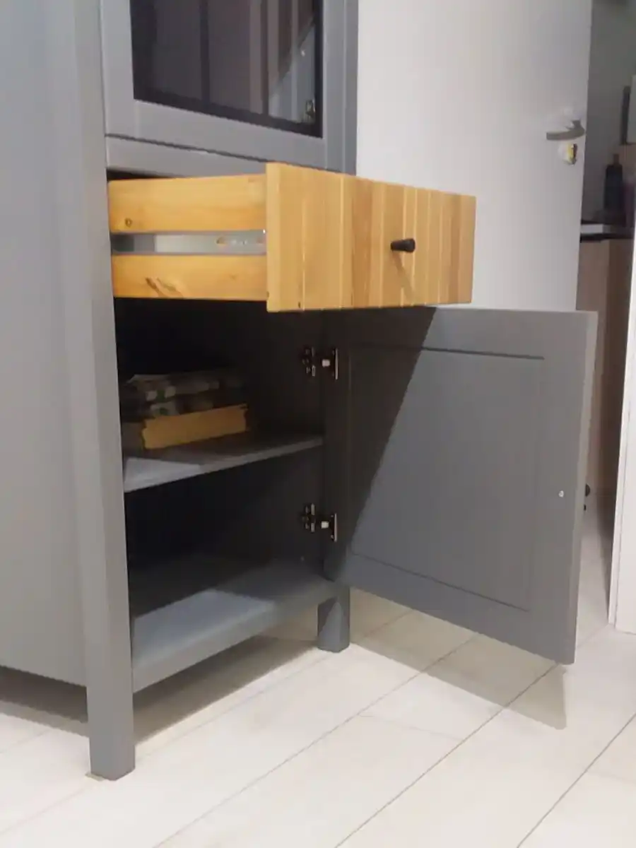 Шкаф для посуды Сканди 111СТЧ стеклянная и глухая двери, серый 7046/антик 24 (выставочный образец)