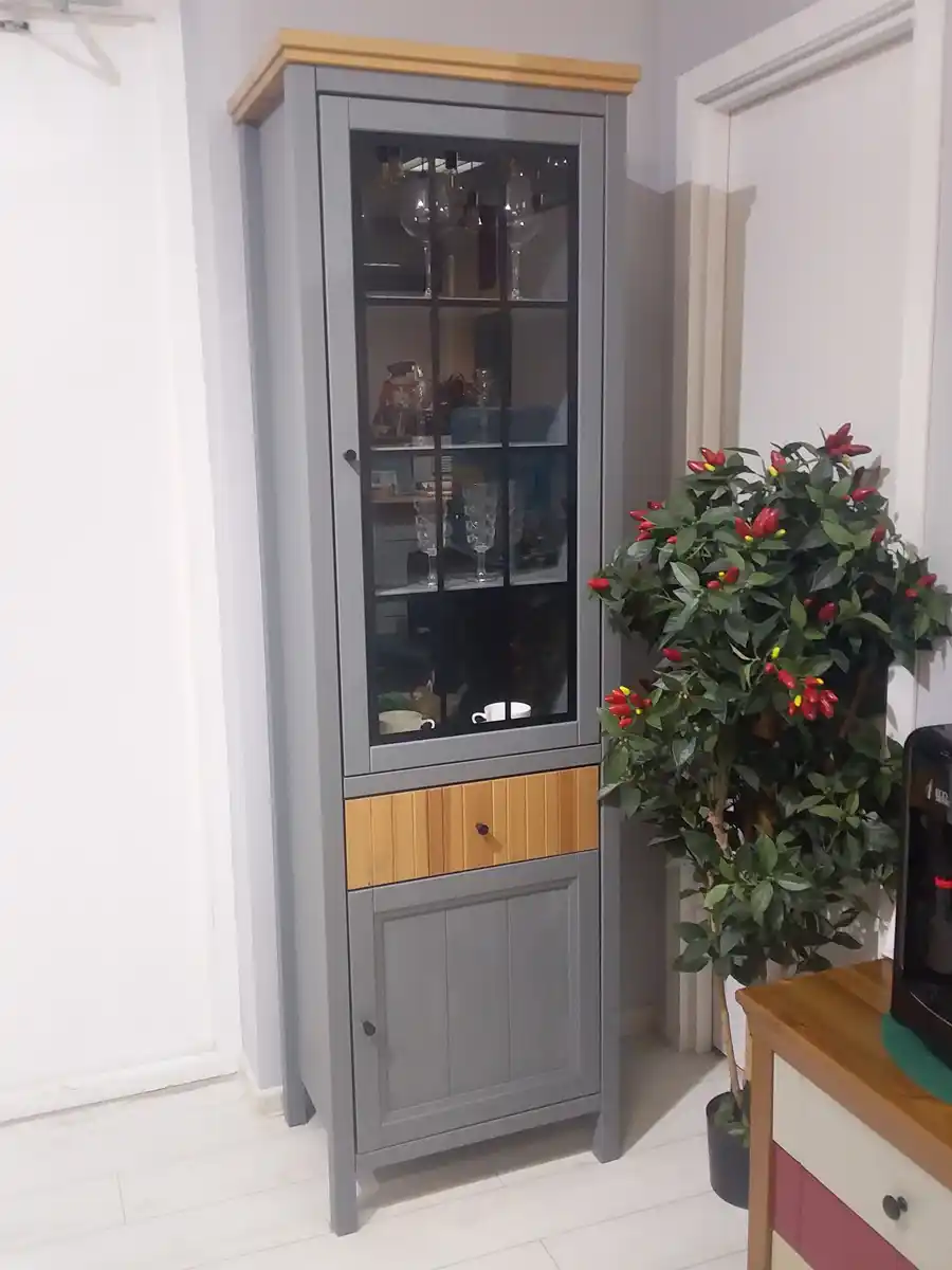 Шкаф для посуды Сканди 111СТЧ стеклянная и глухая двери, серый 7046/антик 24 (выставочный образец)