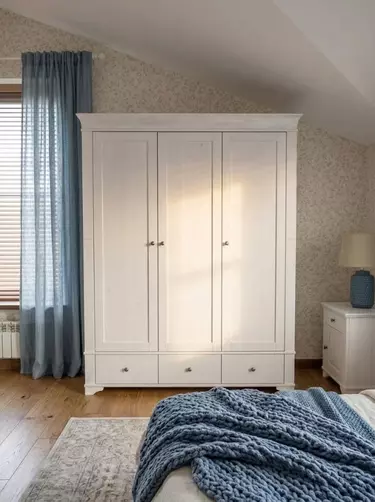 Шкаф 3 створчатый белый Бейли 3-ств с глухими дверями белый воск