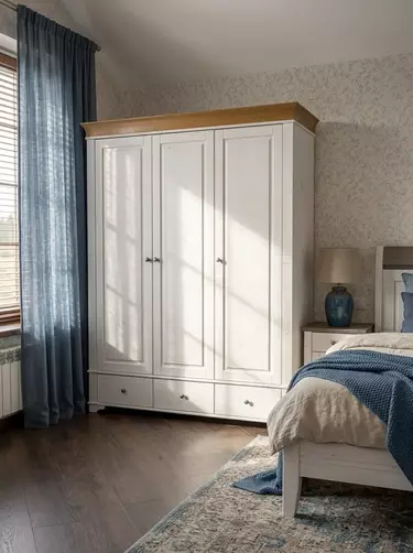 Шкаф 3х дверный Бейли с глухими дверями белый воск/антик