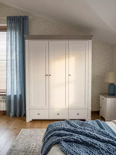 Шкаф 3х дверный Бейли с глухими дверями белый воск/антрацит