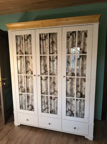 Шкаф 3х дверный со стеклянными дверями Бейли белый воск/антик