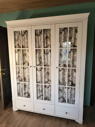 Шкаф Бейли 3-ств с 3 ящиками со стеклянными дверями белый воск